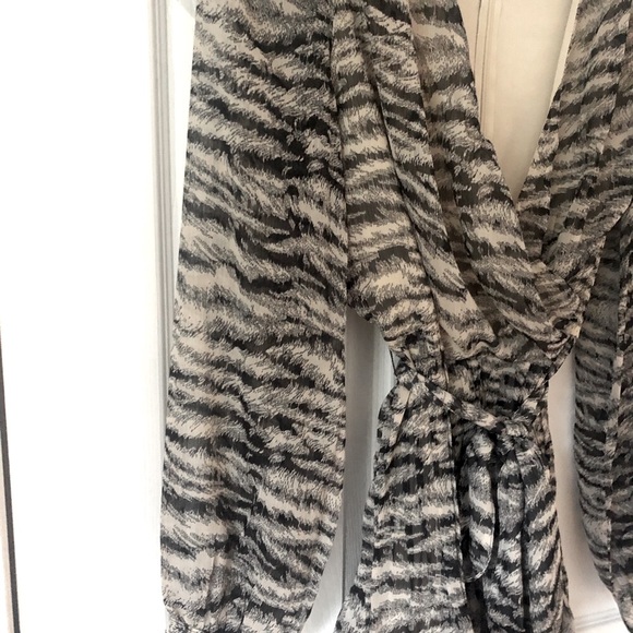 NWOT Express Animal Print Wrap Romper, Long Sleeves, V-Neck, NEVER WORN Size Sm. - Picture 9 of 11